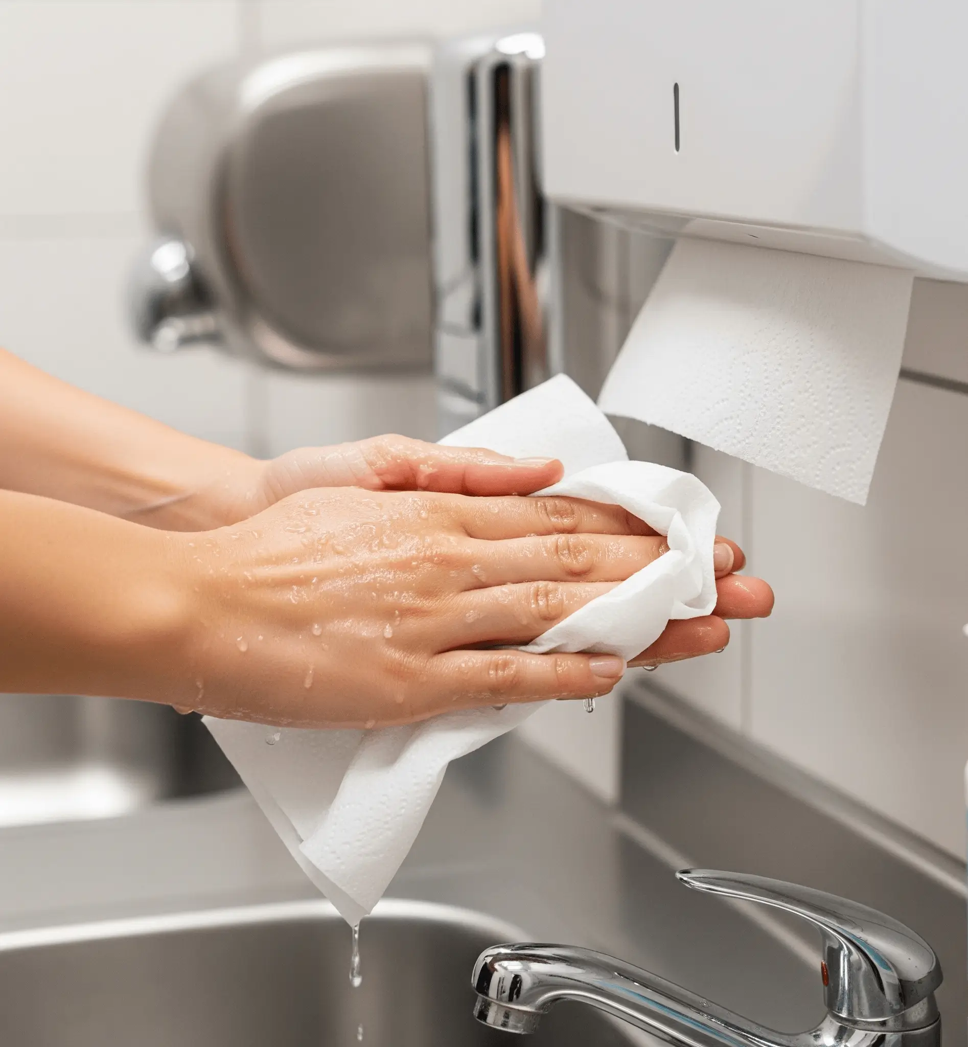 Elleri kağıt havlu ile kurutma