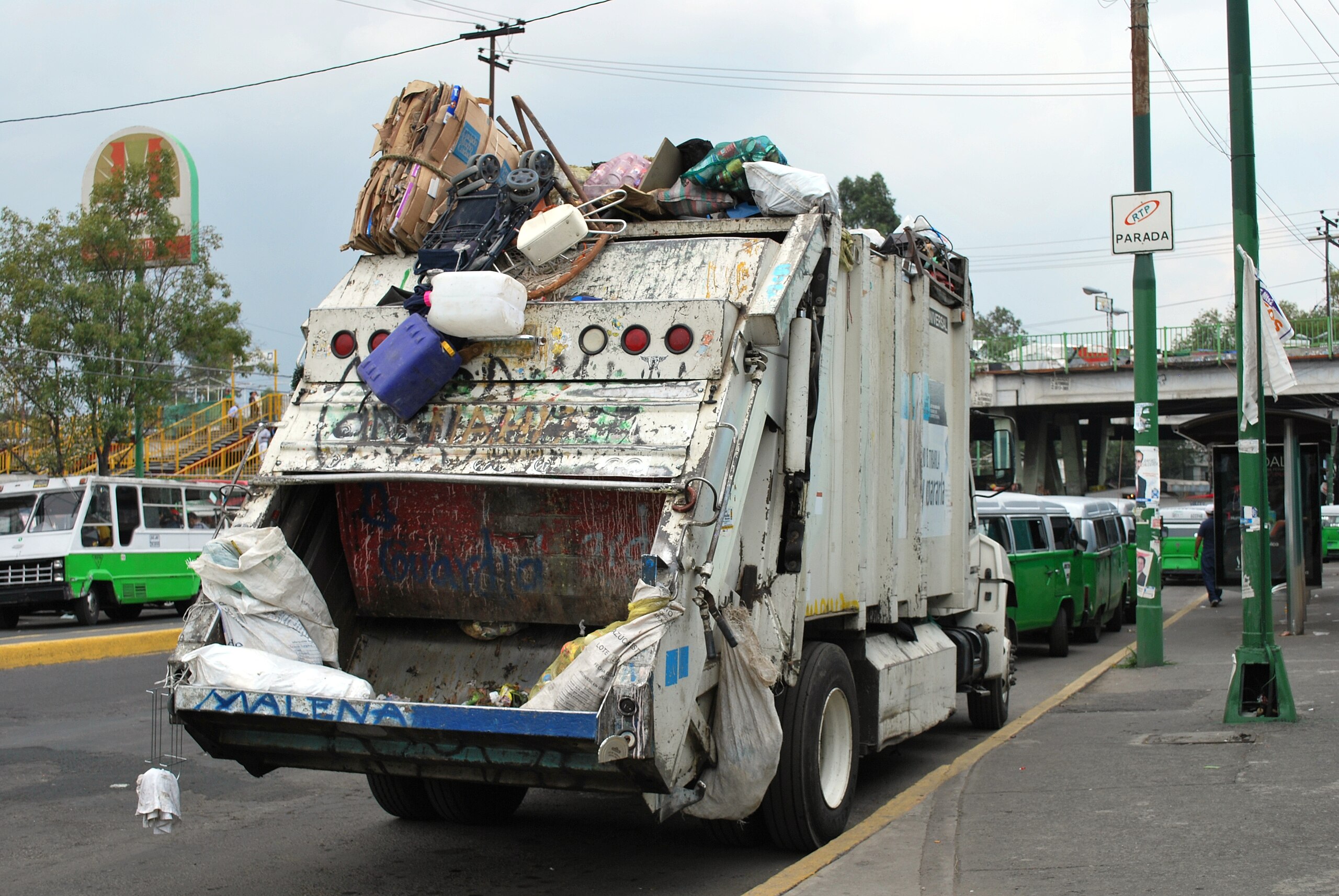 Çöp kamyonu temizliği